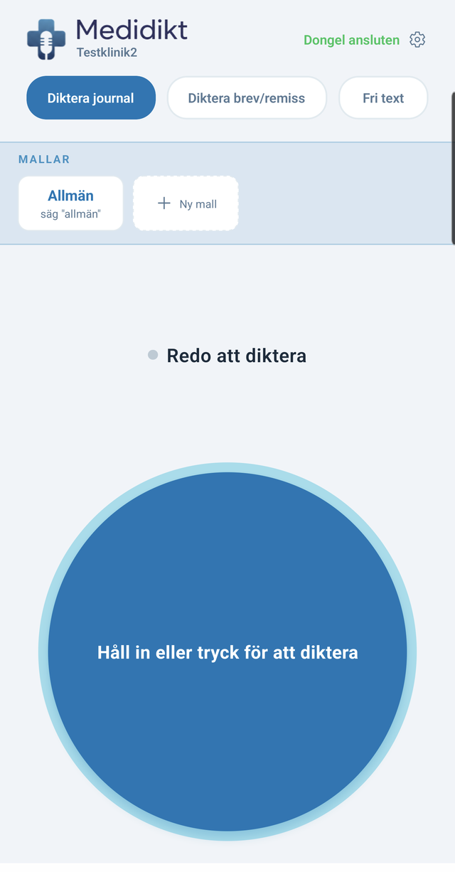 Medidikt-appen på en telefon. Dongeln är ansluten och appen är redo att diktera.